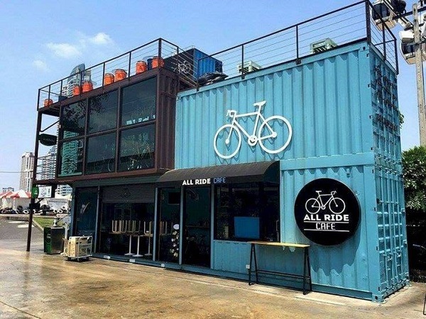 Nhiều container xếp tầng tạo thành quán cafe