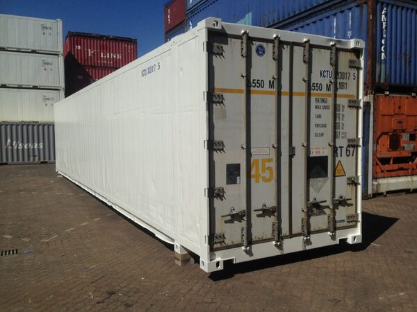 Khi xếp hàng trong container lạnh, cần chừa khoảng cách giữa các kiện hàng