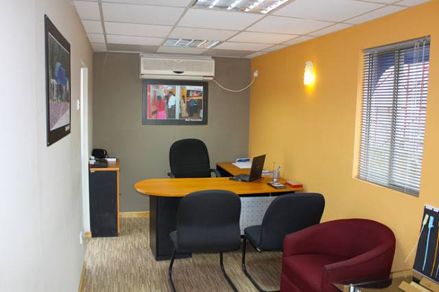 làm văn phòng bằng container ấm áp mộc mạc