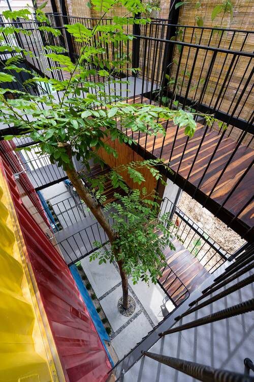 khach-san-duoc-lam-bang-container-doc-va-la-2